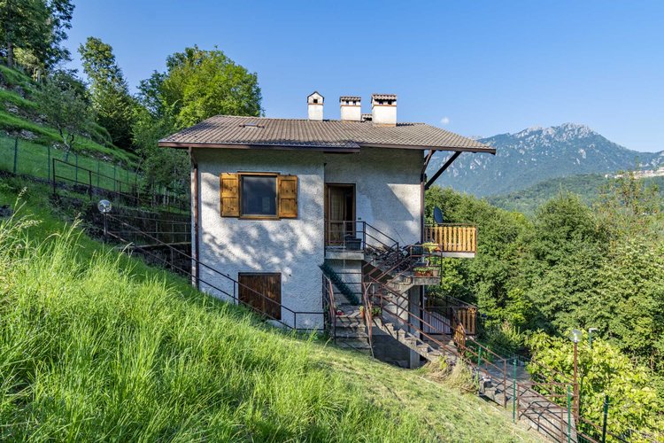Algua Pagliaro, in villetta bifamiliare, ottimo trilocale con giardino e ampio terrazzo Algua