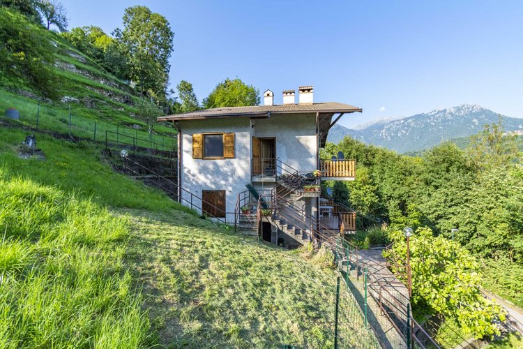 Algua Pagliaro, in villetta bifamiliare, ottimo trilocale con giardino e ampio terrazzo Algua