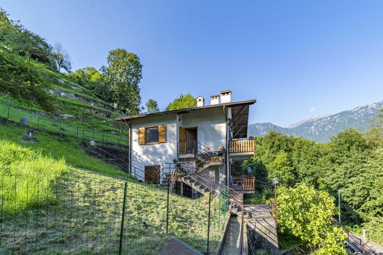 Algua Pagliaro, in villetta bifamiliare, ottimo trilocale con giardino e ampio terrazzo Algua