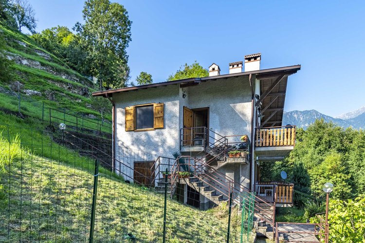 Algua Pagliaro, in villetta bifamiliare, ottimo trilocale con giardino e ampio terrazzo Algua