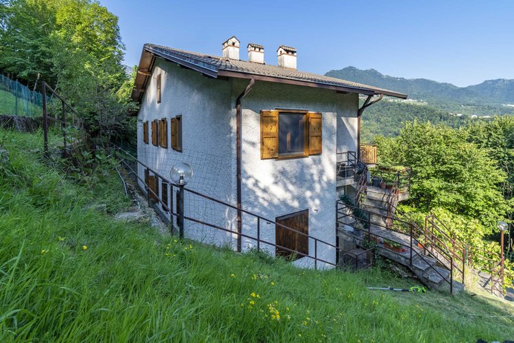 Algua Pagliaro, in villetta bifamiliare, ottimo trilocale con giardino e ampio terrazzo Algua