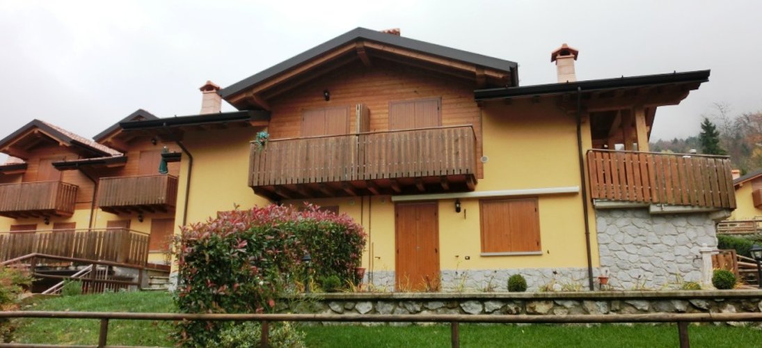 Serina in tipico chalet montano, ottimo trilocale con giardino Serina