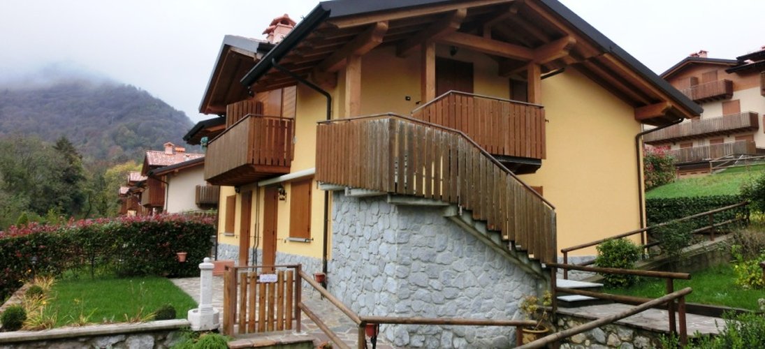 Serina in tipico chalet montano, ottimo trilocale con giardino Serina