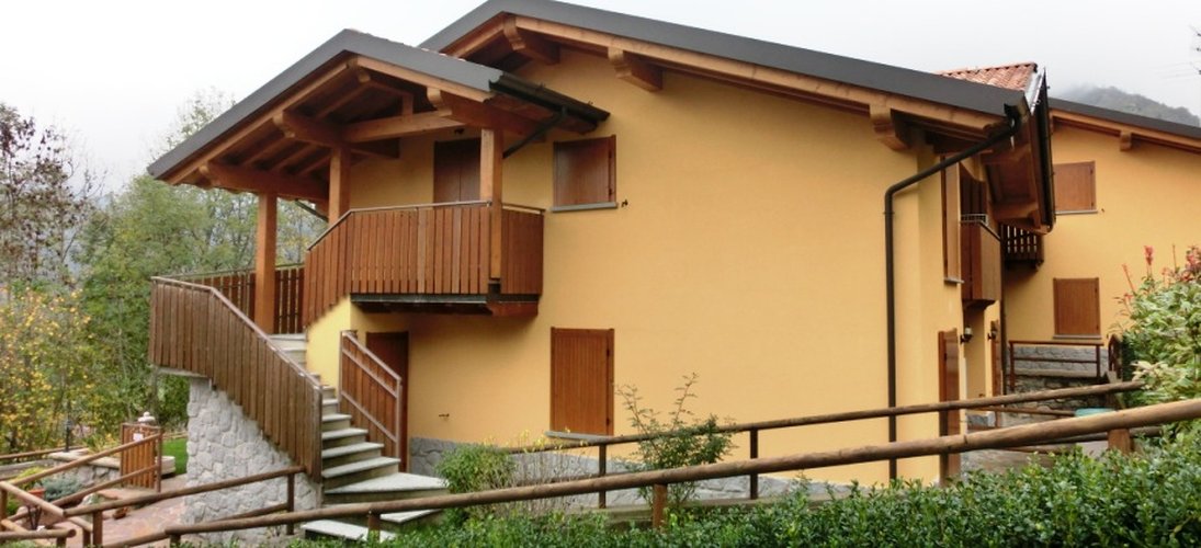 Serina in tipico chalet montano, ottimo trilocale con giardino Serina