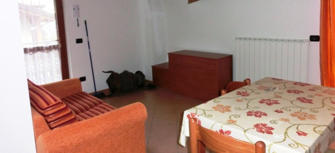 Serina in tipico chalet montano, ottimo trilocale con giardino Serina