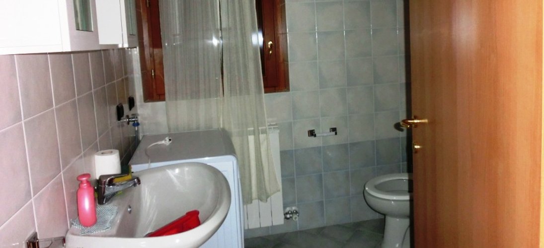 Serina in tipico chalet montano, ottimo trilocale con giardino Serina