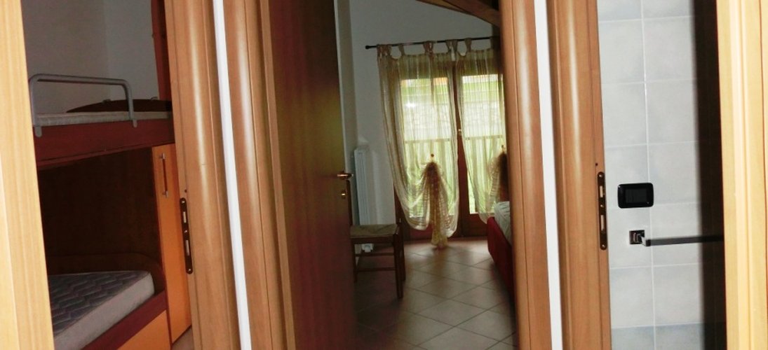 Serina in tipico chalet montano, ottimo trilocale con giardino Serina