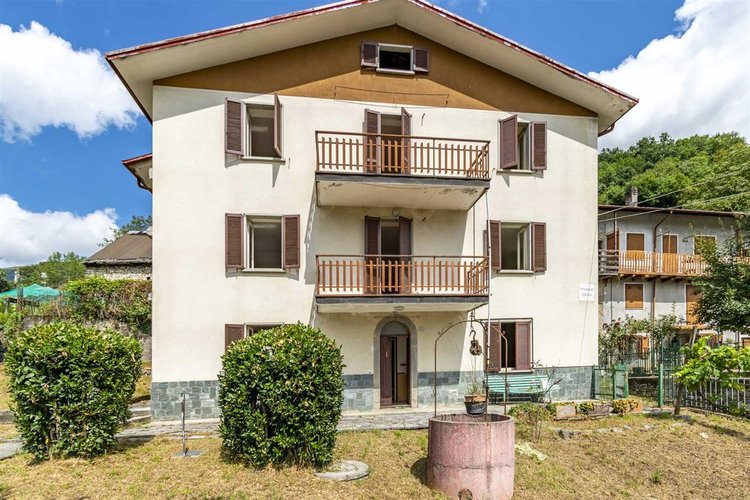 Locatello Imagna vendesi villa singola con giardino Locatello