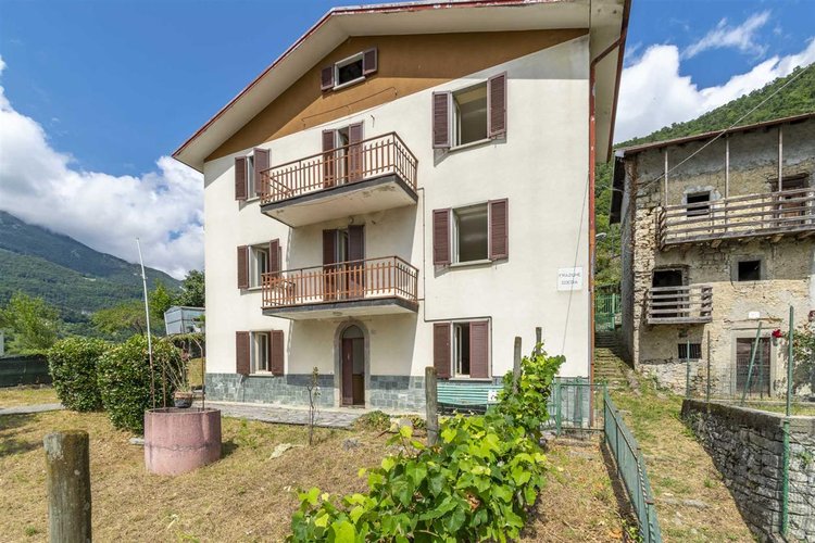 Locatello Imagna vendesi villa singola con giardino