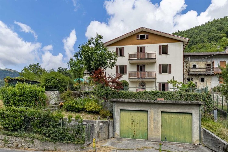 Locatello Imagna vendesi villa singola con giardino Locatello