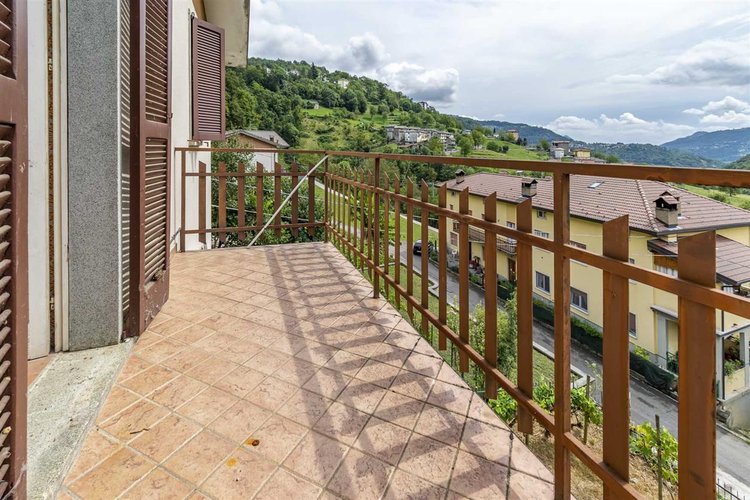 Locatello Imagna vendesi villa singola con giardino Locatello