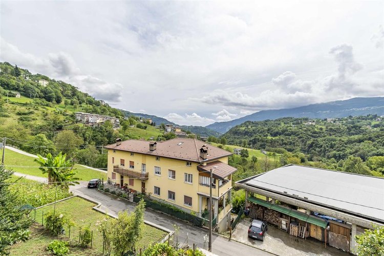 Locatello Imagna vendesi villa singola con giardino Locatello