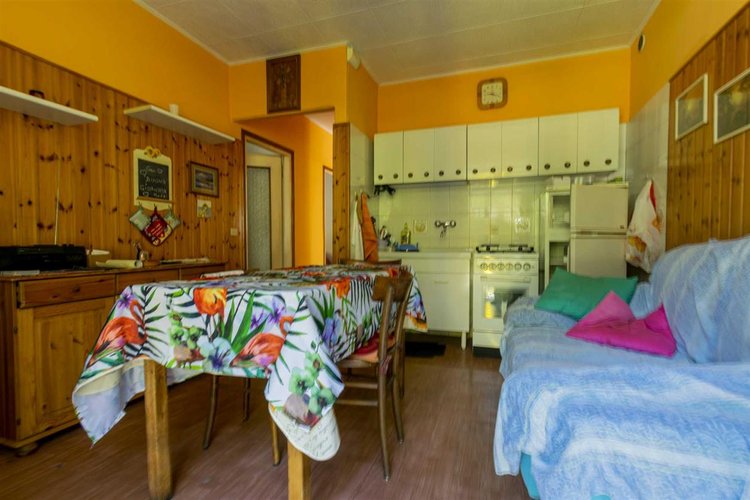 Bracca in casa d'epoca edificata negli anni '60 in buono stato di manutenzione posto al primo pia Algua