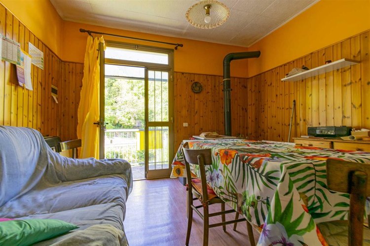 Bracca in casa d'epoca edificata negli anni '60 in buono stato di manutenzione posto al primo pia Algua