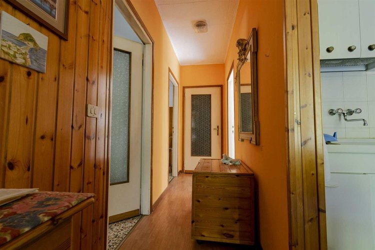 Bracca in casa d'epoca edificata negli anni '60 in buono stato di manutenzione posto al primo pia Algua