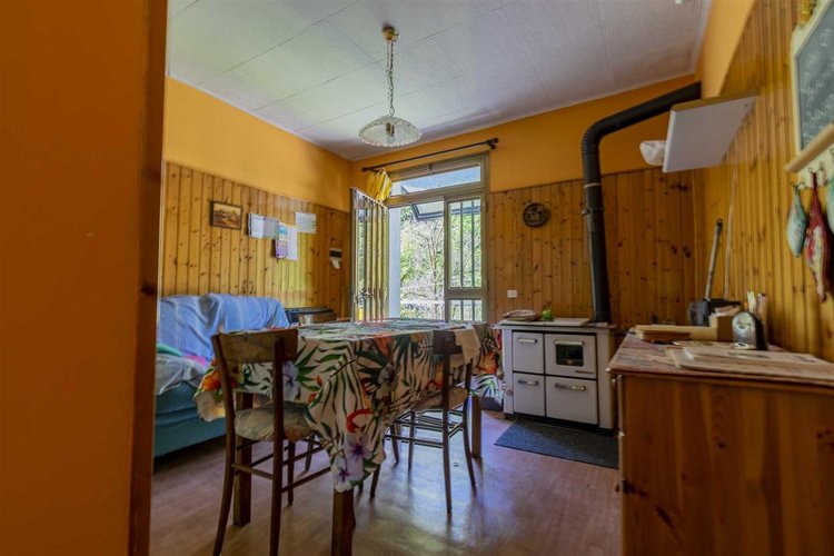 Bracca in casa d'epoca edificata negli anni '60 in buono stato di manutenzione posto al primo pia Algua