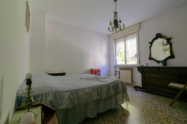 Bracca in casa d'epoca edificata negli anni '60 in buono stato di manutenzione posto al primo pia Algua