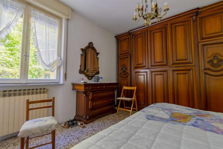 Bracca in casa d'epoca edificata negli anni '60 in buono stato di manutenzione posto al primo pia Algua