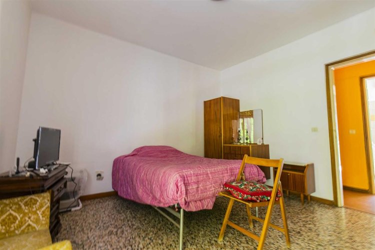 Bracca in casa d'epoca edificata negli anni '60 in buono stato di manutenzione posto al primo pia Algua