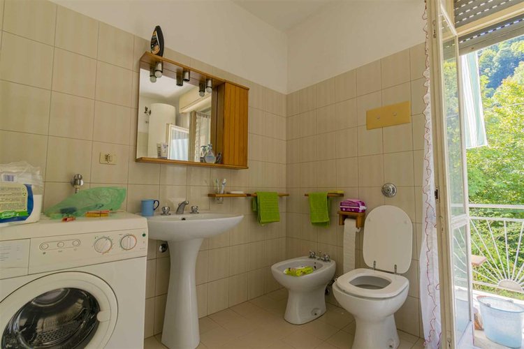 Bracca in casa d'epoca edificata negli anni '60 in buono stato di manutenzione posto al primo pia Algua