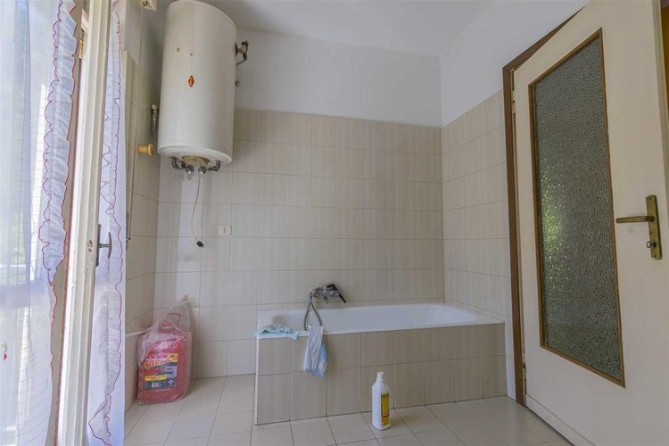 Bracca in casa d'epoca edificata negli anni '60 in buono stato di manutenzione posto al primo pia Algua