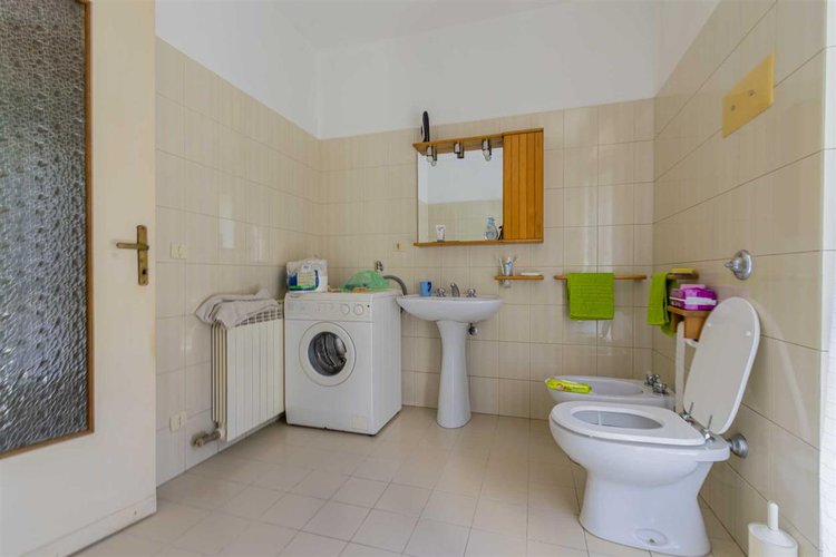 Bracca in casa d'epoca edificata negli anni '60 in buono stato di manutenzione posto al primo pia Algua