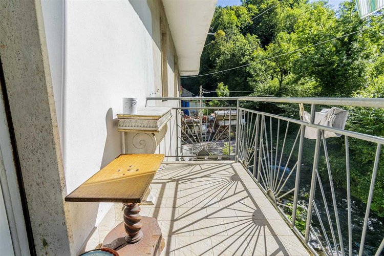 Bracca in casa d'epoca edificata negli anni '60 in buono stato di manutenzione posto al primo pia Algua