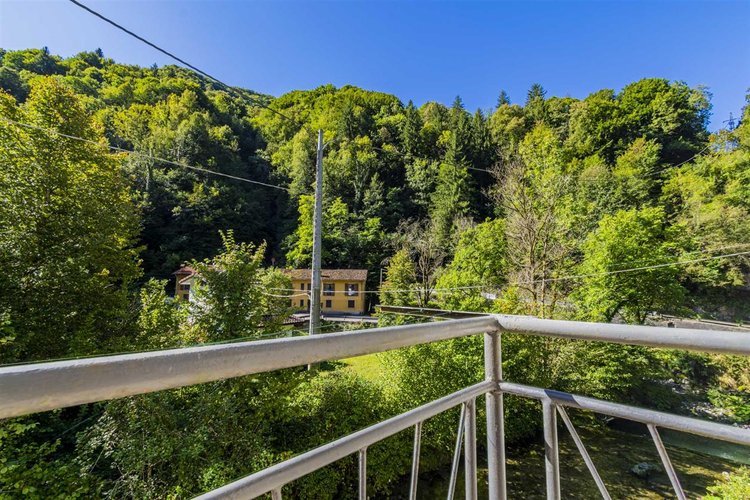 Bracca in casa d'epoca edificata negli anni '60 in buono stato di manutenzione posto al primo pia Algua