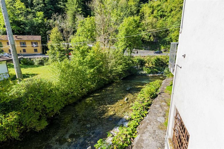 Bracca in casa d'epoca edificata negli anni '60 in buono stato di manutenzione posto al primo pia Algua