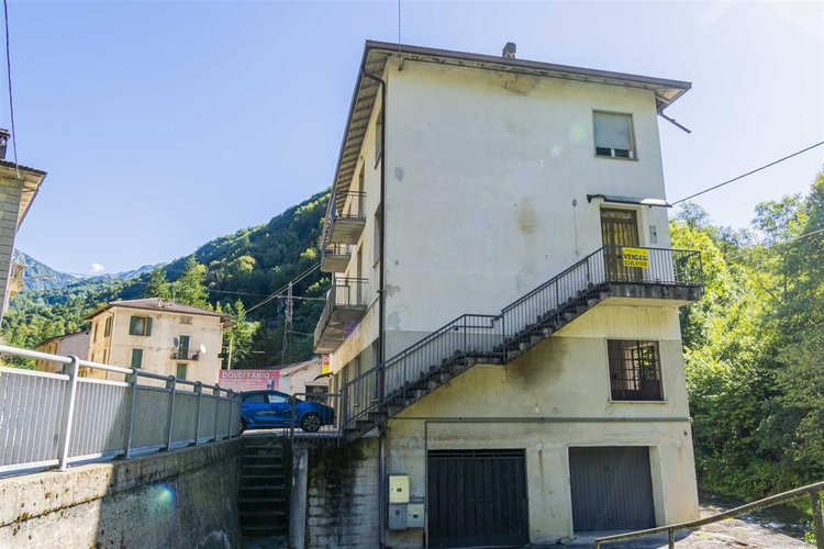 Bracca in casa d'epoca edificata negli anni '60 in buono stato di manutenzione posto al primo pia Algua