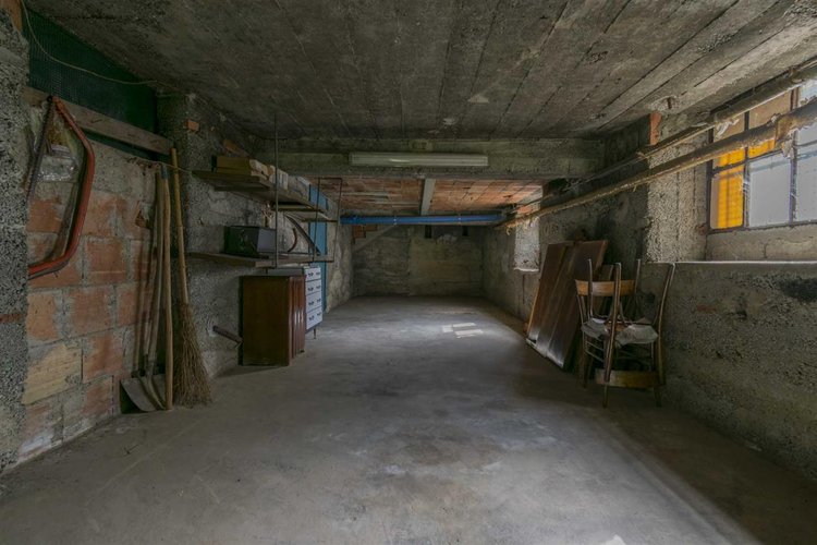 Bracca in casa d'epoca edificata negli anni '60 in buono stato di manutenzione posto al primo pia Algua