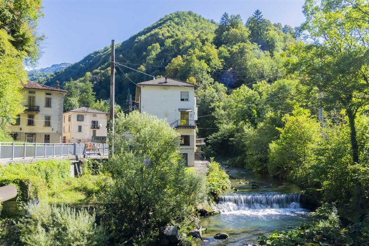 Bracca in casa d'epoca edificata negli anni '60 in buono stato di manutenzione posto al primo pia Algua