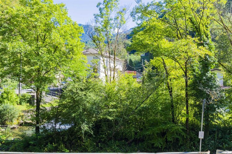 Bracca in casa d'epoca edificata negli anni '60 in buono stato di manutenzione posto al primo pia Algua