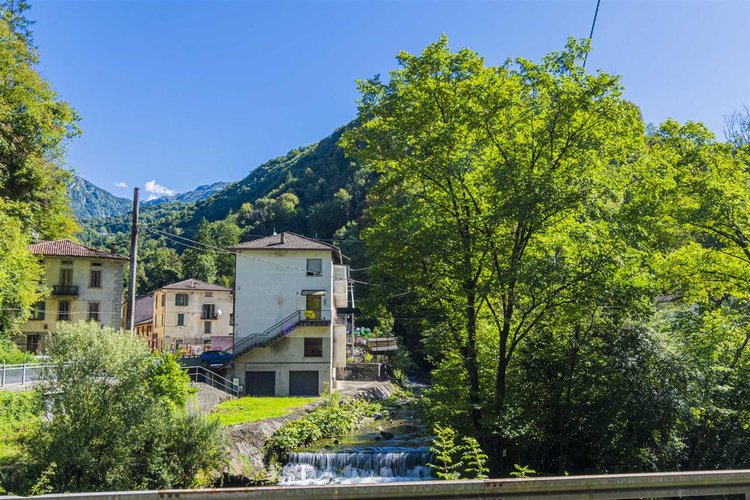 Bracca in casa d'epoca edificata negli anni '60 in buono stato di manutenzione posto al primo pia Algua