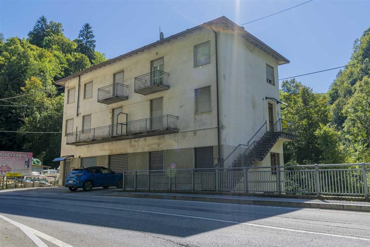 Bracca in casa d'epoca edificata negli anni '60 in buono stato di manutenzione posto al primo pia