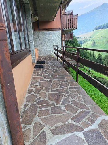 Oltre il Colle, panoramico bilocale balconato con camino e box auto Oltre il Colle