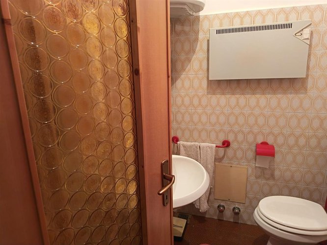 Oltre il Colle, panoramico bilocale balconato con camino e box auto Oltre il Colle