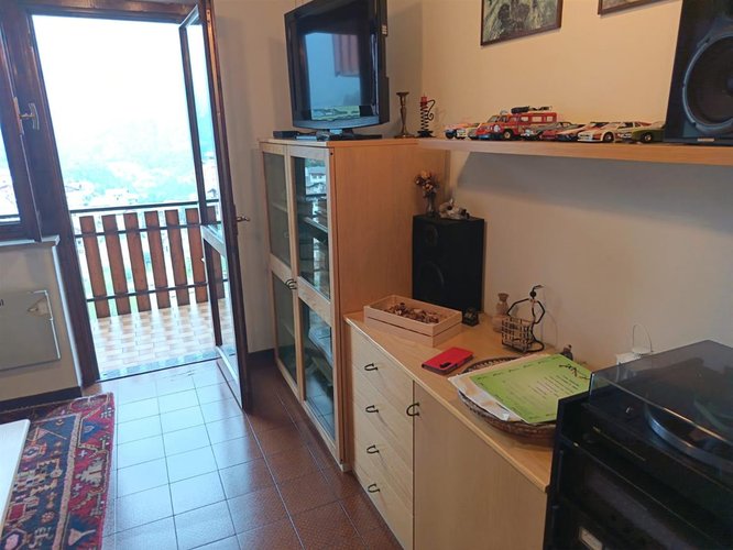 Oltre il Colle, panoramico bilocale balconato con camino e box auto Oltre il Colle