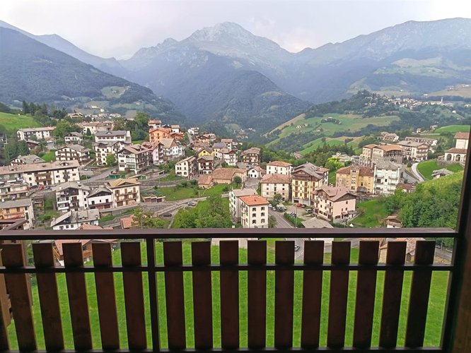 Oltre il Colle, panoramico bilocale balconato con camino e box auto Oltre il Colle