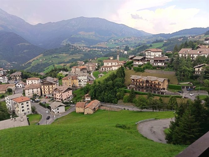 Oltre il Colle, panoramico bilocale balconato con camino e box auto
