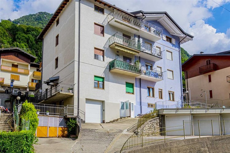 Serina, in casa d'epoca due appartamenti da riattare