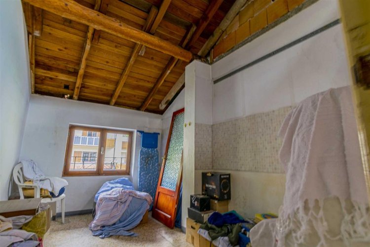 Serina, in casa d'epoca due appartamenti da riattare Serina