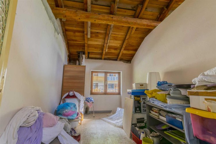 Serina, in casa d'epoca due appartamenti da riattare Serina