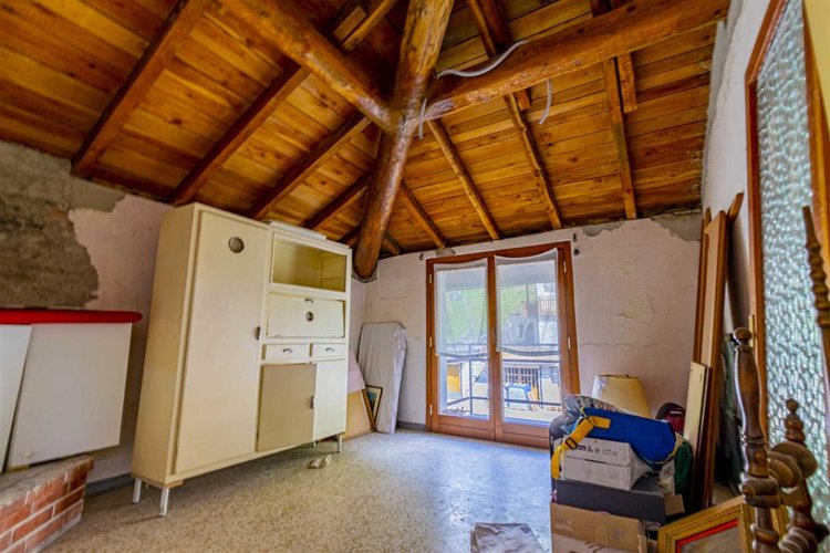 Serina, in casa d'epoca due appartamenti da riattare Serina