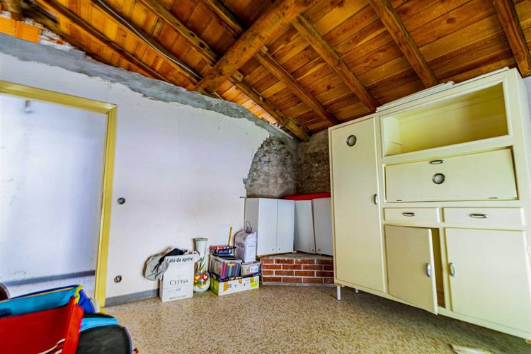 Serina, in casa d'epoca due appartamenti da riattare Serina