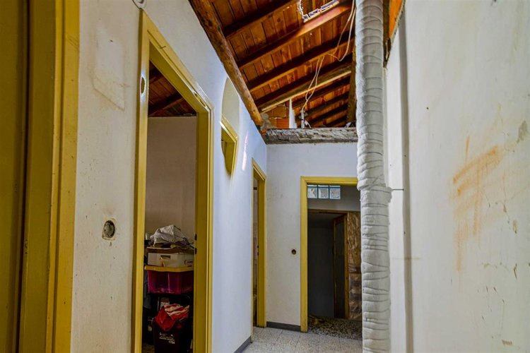 Serina, in casa d'epoca due appartamenti da riattare Serina