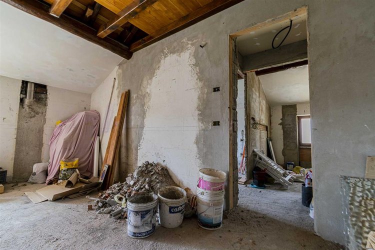 Serina, in casa d'epoca due appartamenti da riattare Serina