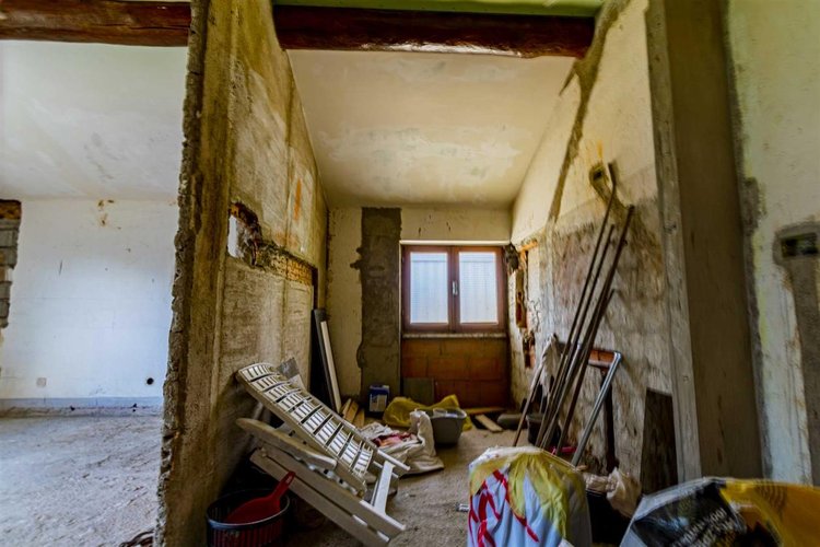 Serina, in casa d'epoca due appartamenti da riattare Serina