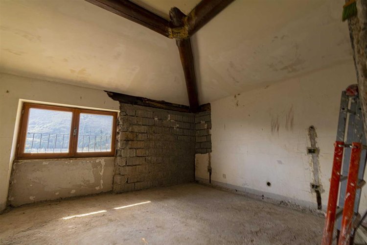 Serina, in casa d'epoca due appartamenti da riattare Serina