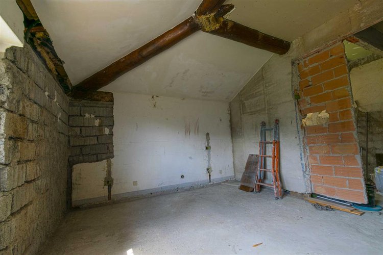 Serina, in casa d'epoca due appartamenti da riattare Serina